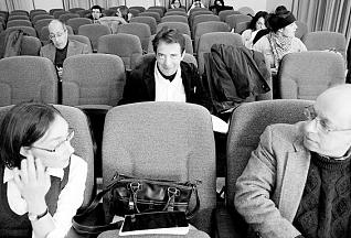 2008-12-10_img_2008-12-03_01_51_29__1106053 En el centro, Cyril Aslanov, entre Aldina Quintana y David Bunis, en el salón de actos de la Facultad de Filología. mara villamuza