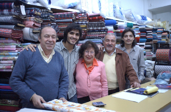 Roberto, Pablo, Catalina Mizrahi de Dalle, Daniel y Leandro en la sastrería de la familia. Foto: Miguel Acevedo Riú