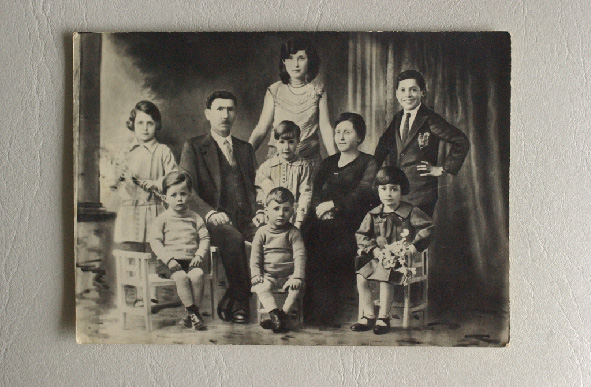 El bisabuelo sastre y la bisabuela ojalera. Abajo a la derecha, Catalina . Foto:Miguel Acevedo Riú