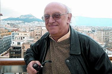 Petros Márkaris en Atenas, con el monte Licabeto al fondo. Foto: ERNEST ALÓS