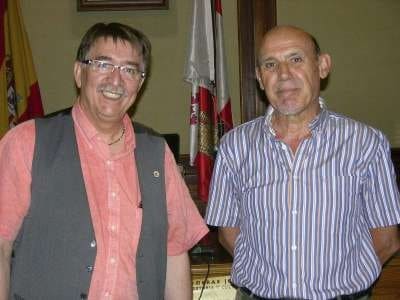 El alcalde de Béjar, Cipriano González (i), y el director del Museo Judío de la localidad, Antonio Avilés, posan durante la presentación de las Primeras Jornadas de Historia y Cultura Judías que se celebrarán del 14 al 19 de julio en el municipio salmantino.