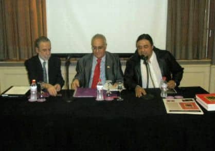 ahaim_2presidentes De izquierda a derecha: Francisco Fontana, presidente de la Asociacion Amistad Judeo-Cristiana de Valencia; el Dr. Abraham Haim, conferenciante; y Isaac Sananes, presidente de la Comunidad Israelita de Valencia. A la derecha pueden verse los dos ejemplares del libro Santangel, de Kathleen E. LeMieux