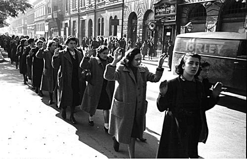 mujeres detenidas en Budapest