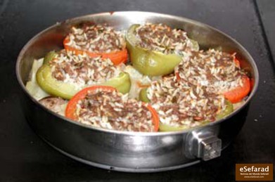 "TOMAT A LA TURKA" (stuffed tomatoes & peppers/tomate a la turca). Vista terminada