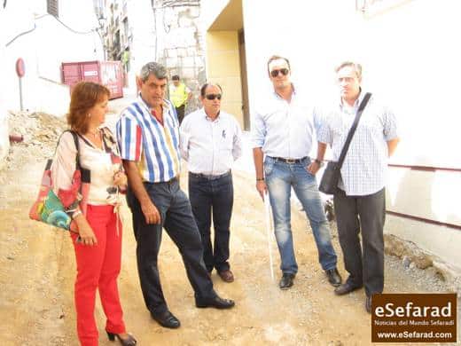 Mª Mar Shaw, concejal de Turismo, Manuel López, concejal de Urbanismo, técnicos de la obra y Rafael Cámara, presidente de IUVENTA. Visitando las obras en la calle San Andrés.