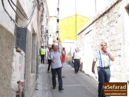 Bajando por la calle de Los Caños en dirección a los callejones de Santa Cruz.