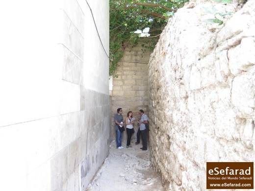 Callejones de Santa Cruz, al fondo Huerto de Santa Clara, a la derecha huerto del Poli y a la izquierda sede de la UPMJ (Edificio Shabetay Djaen). Un rincón hasta ahora desconocido y cerrado al tránsito, callejones que las obras reabriran en cuatro meses.