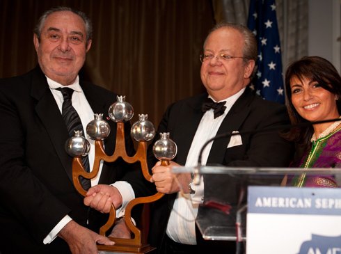 L-R: The Hon. Serge Bergudo receiving the award on behalf of His Majesty King Mohammed VI from  David E.R. Dangoor, President of the American Sephardi Federation.  Also seen is Dany Devico Moyal, ASF Dinner Co-Chair (Photo Credit: Elliot Moscowitz)