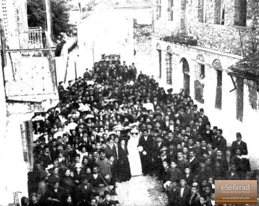 janina_2 Kazamiento, en la guerta de la Sinagoga Mueva. Yanina, serka de los anyos 1900. Kurtezia de Rae Dalven.