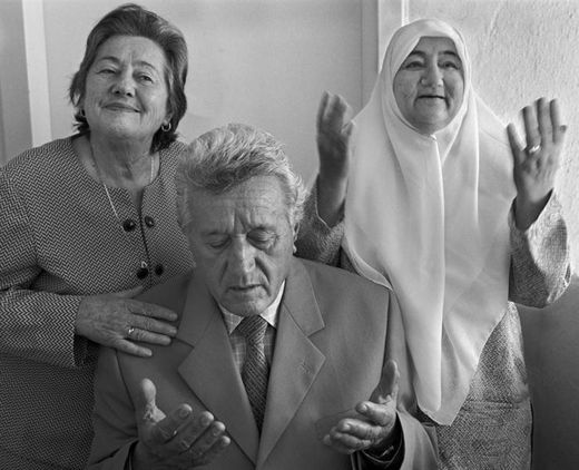 La familia de Alí Kazazi, según recuerda ahora su hijo, durante la guerra dio refugio a la familia Salomón en su casa de Tirana  