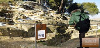 Una de las tumbas excavadas, con la nueva señalización./ JUAN MARTÍN