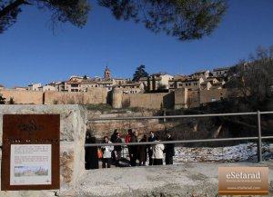 Autoridades y periodistas, en el Mirador de la Muralla situado junto a la necrópolis. :: ANTONIO TANARRO