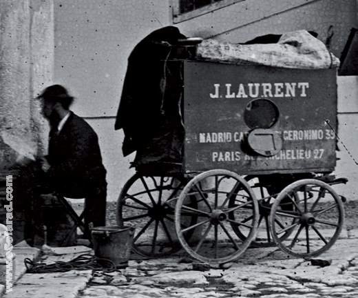 laurent_02 Carrito laboratorio fotográfico desplegado en Valladolid. 1872. (Archivo Ruiz Vernacci, IPCE. Ministerio de Cultura).