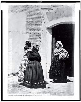 laurent_06 Paisanas de Toledo a las puertas de un convento (J. Laurent).