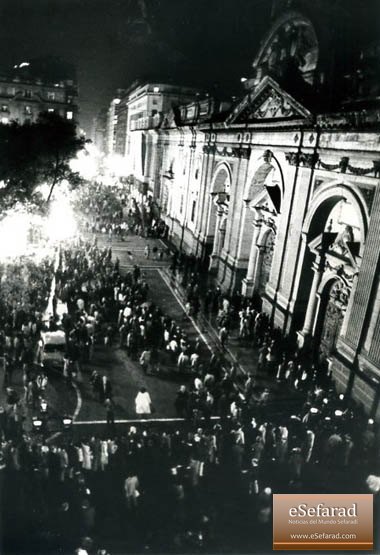 18 de mayo de 1984: Una multitud espera en la puerta de la Catedral Metropolitana de Santiago, Chile para el concierto de Con Claudio Arrau en el piano y la dirección de Víctor Tevah con la Orquesta Sinfónica de la Universidad de Chile en los conciertos para Piano Nos. 4 & 5 de Beethoven.