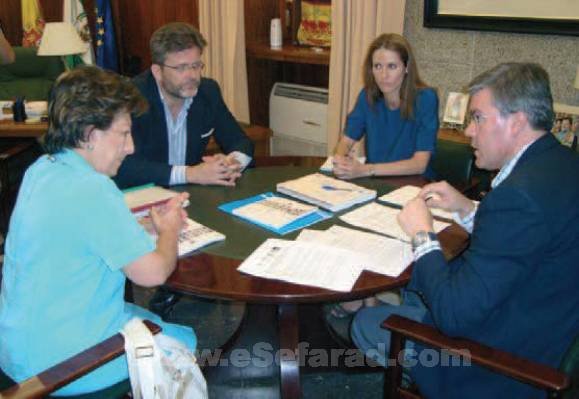 El alcalde y la edil de Cultura en la reunión con los responsables del consorcio.