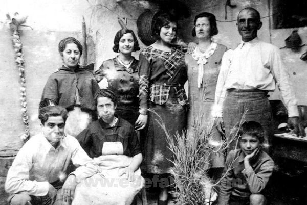 Reatrato de una familia chueta en la década de 1930 en Felanitx, Mallorca, Baleares.