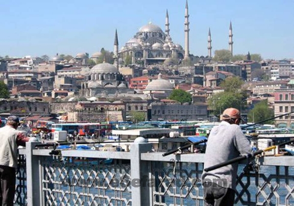 estambul PORTENTOSA Y ELEGANTE. Estambul, la ciudad más grande de Turquía, tiene un papel central en la industria, el comercio y la cultura de ese país