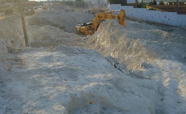 Excavadoras en los terrenos de las tumbas