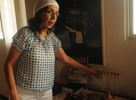 ecuador3 María Román conserva en la sala de su casa varios artículos judíos, como la Menorá, que es un candelabro de siete brazos.
