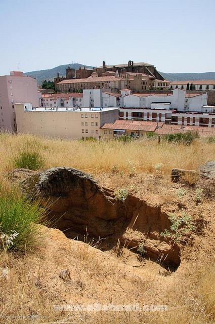 plasencia_05 Fotografía de una de las tumbas con el palacio de Mirabel al fondo