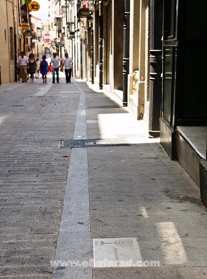 plasencia_06 La calle Zapatería fue una de las principales calles de la judería de Plasencia. Hay plaquitas en el suelo con los nombres de las familias que las habitaban.