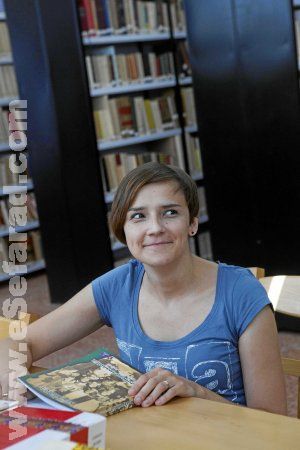 twardowska Aleksandra Twardowska, entre libros en la biblioteca. :: H. PÉREZ