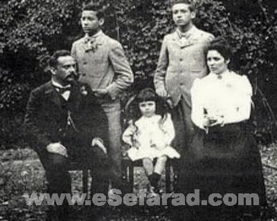 Arístides de Sousa (de pie izq) junto a sus padres y hermanos