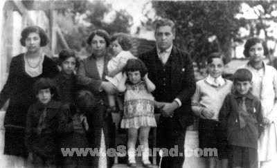 Fotografía antigua, en los buenos tiempos con su esposa e hijos  Si te gustó el artículo y quieres compartirlo en otra web, puedes hacerlo. A cambio solamente te pido que incluyas este enlace como fuente: http://www.sentadofrentealmundo.com/2011/05/la-lista-de-sousa-mendes-el-schindler.html#ixzz1hGOAB4iG