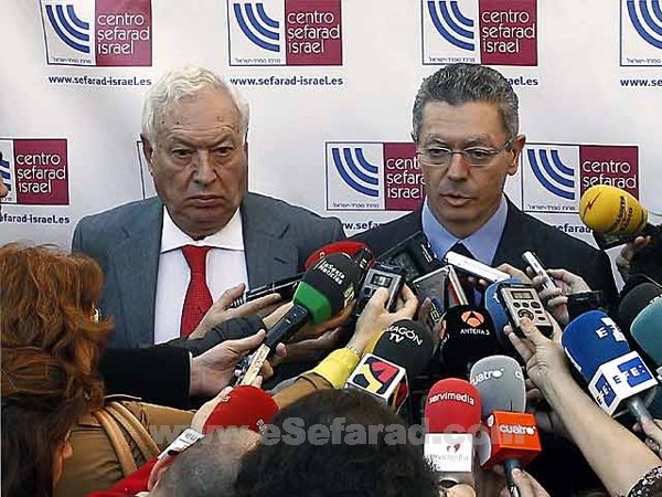 El ministro de Asuntos Exteriores, José Manuel García-Margallo y el ministro de Justicia, Alberto Ruiz-Gallardón. | Ballesteros / Efe El ministro de Asuntos Exteriores, José Manuel García-Margallo y el ministro de Justicia, Alberto Ruiz-Gallardón. | Ballesteros / Efe