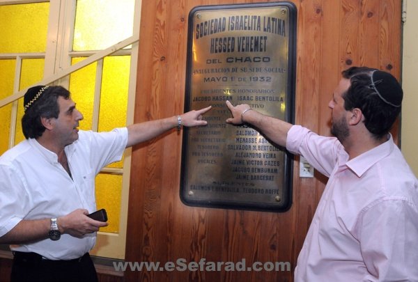 Mariach y Hercman repasan y recuerdan los nombres de la comisión directiva de la Asociación Israelita Latina cuando se inauguró la sede.