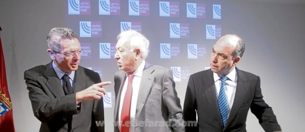 Ruiz-Gallardón y García Margallo junto al presidente de la Federación de Comunidades Judias en España, Isaac Querub, ayer en el acto en el centro Sefarad-Israel - Foto: Javier Fdez.-Largo