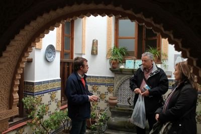 Gabriel Pérez ofrece una charla a unos visitantes del museo sefardí. Foto: GiM