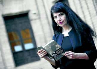 Line Amselem con su libro, en la Facultad de Filosofía y Letras. Foto: JUAN ALGAR