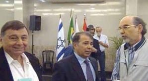 A partir da esquerda, Nelson Menda, embaixador de Israel Rafael Eldad e o cônsul  honorário de Israel no Rio de Janeiro, Osias Wurman