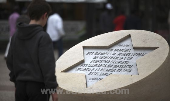 Un niño observa el monumento dedicado a los judíos portugueses que fueron asesinados en el año 1506 en ese mismo lugar de Lisboa. / FRANCISCO SECO (EL PAÍS)