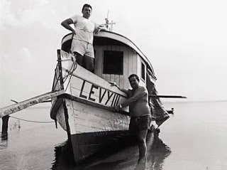 Em Maués (AM), barco "Levy III", que pertenceu a Samuel Levy, filho de Isaac Moisés Levy e da amazonense Cândida Ferreira Gato. Samuel aparece na proa do barco. Informação: Moisés Eliezer Levy. Foto: Sergio Zalis.