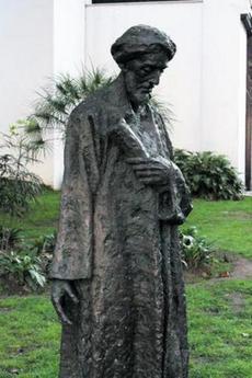 Escultura de Ibn Gabirol en los jardines del Museo Picasso