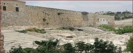 La Pared del Sude de la Vieja Sivdad de Yerushalayim, ande se topan las puertas tapadas