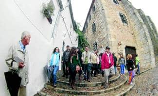 Participantes en la visita guiada a las juderías, ayer en Cáceres. Foto: JOSE MANUEL RUBIO