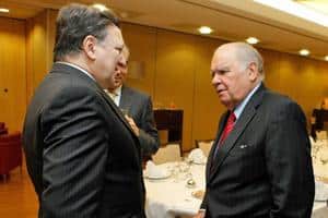 El Secretario General Iberoamericano, Enrique V. Iglesias, saluda al Presidente de la Comisión Europea, José Manuel Durão Barroso