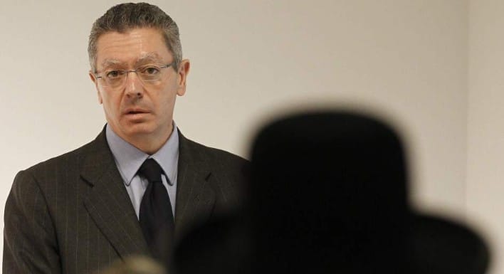 El ministro de Justicia, Alberto Ruiz-Gallardón, durante la presentación de la instrucción sobre concesión de la nacionalidad española a los extranjeros sefardíes por carta de naturaleza, en un acto celebrado en el Centro Sefardad-Israel, en Madrid. (EFE)