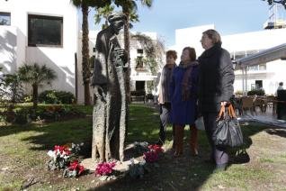 Un grupo de mujeres observa la estatua del poeta y pensador malagueño Ben Gabirol. ARCINIEGA