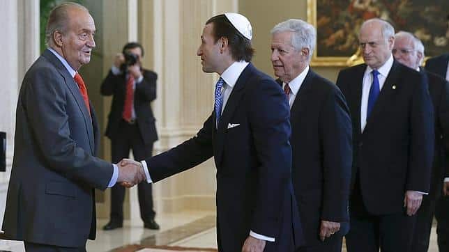 El Rey saluda a David Hatchwell, presidente de la Comunidad Judía de Madrid / EFE El Rey saluda a David Hatchwell, presidente de la Comunidad Judía de Madrid / EFE