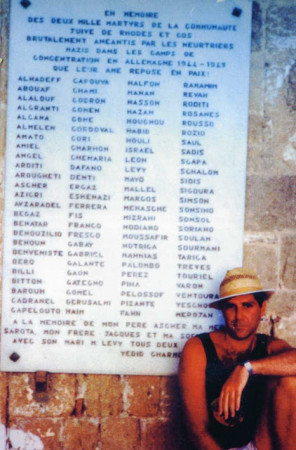 Modejai Barnatán hijo de Matilde, en Rodas, ante el Memorial a los desaparecidos de Rodas y Cos durante la IIª Guerra Mundial. Muchos de los apellidos son reconocibles para nosotros (MG)