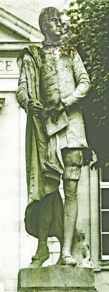 Estatua  de Étienne de La Boétie, en la guerta del Palasio de la Djustisia en Sarlat