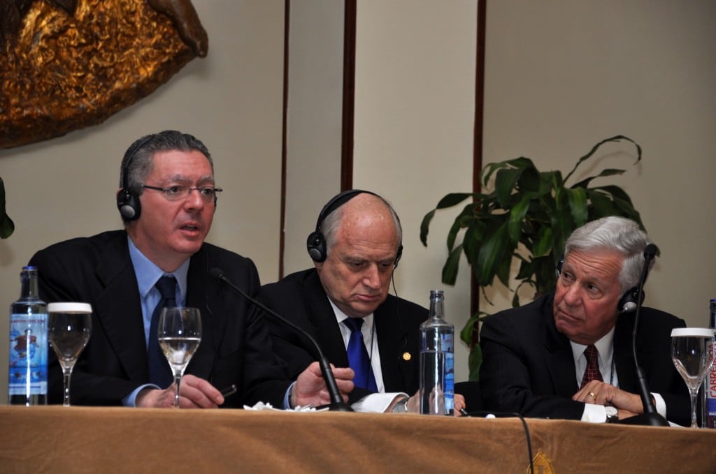 Spanish Minister of Justice Alberto Ruiz-Gallardon, left, met with Malcolm Hoenlein, center, and Robert Sugarman of the Conference of Presidents of Major American Jewish Organizations at the Intercontinental Hotel in Madrid, Feb. 12, 2014. (Fuenta Latina)