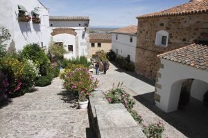 Turistas en San Antonio, el antiguo barrio judío de Cáceres. :: armando méndez