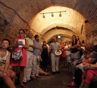 Los participantes en el congreso visitan la Cueva Árabe.