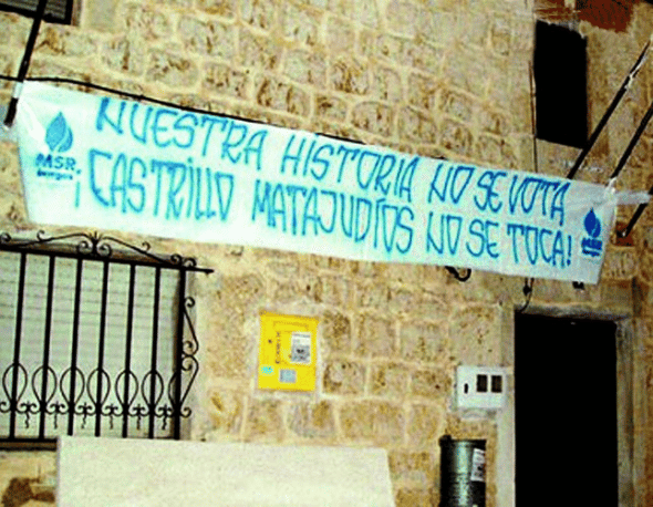 La pancarta, contraria al cambio de nombre, fue colocada por la noche sin autorización y retirada por la mañana. DB
